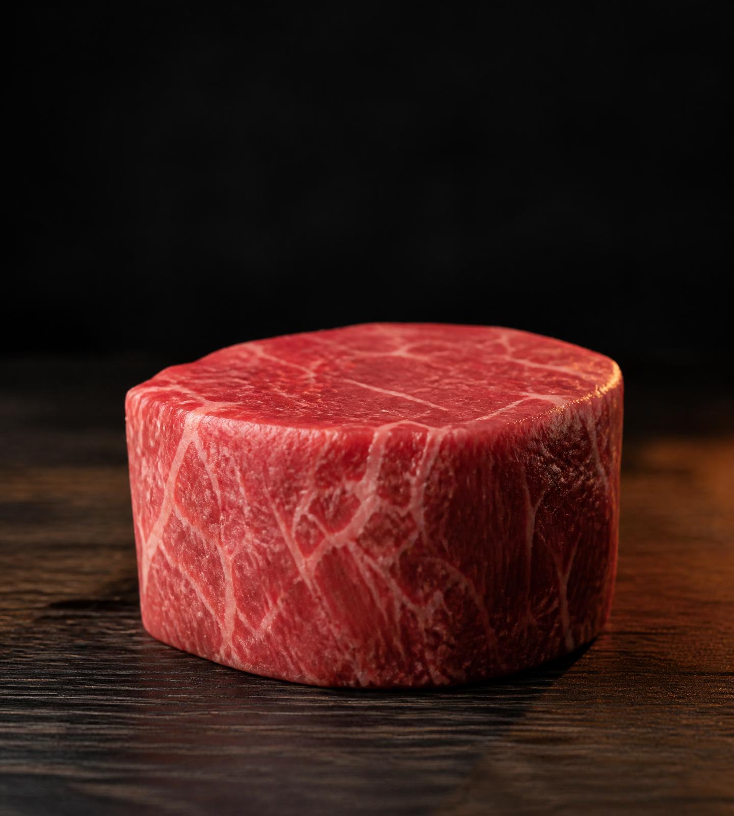 Ein dickes Premium-Filet auf dunklem Holz